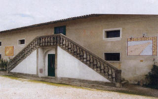 Fotografia dell'ala del complesso museale di Aiello con le meridiane sulla parete e il "folador" settecentesco. 