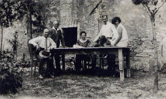 Fotografia che ritrae Gino Formentini, Otto Formentini, Susi Randic, Marco Tacco, Eva Formentini (figlia di Paolo) seduti in tavola a San Floriano nel 1935